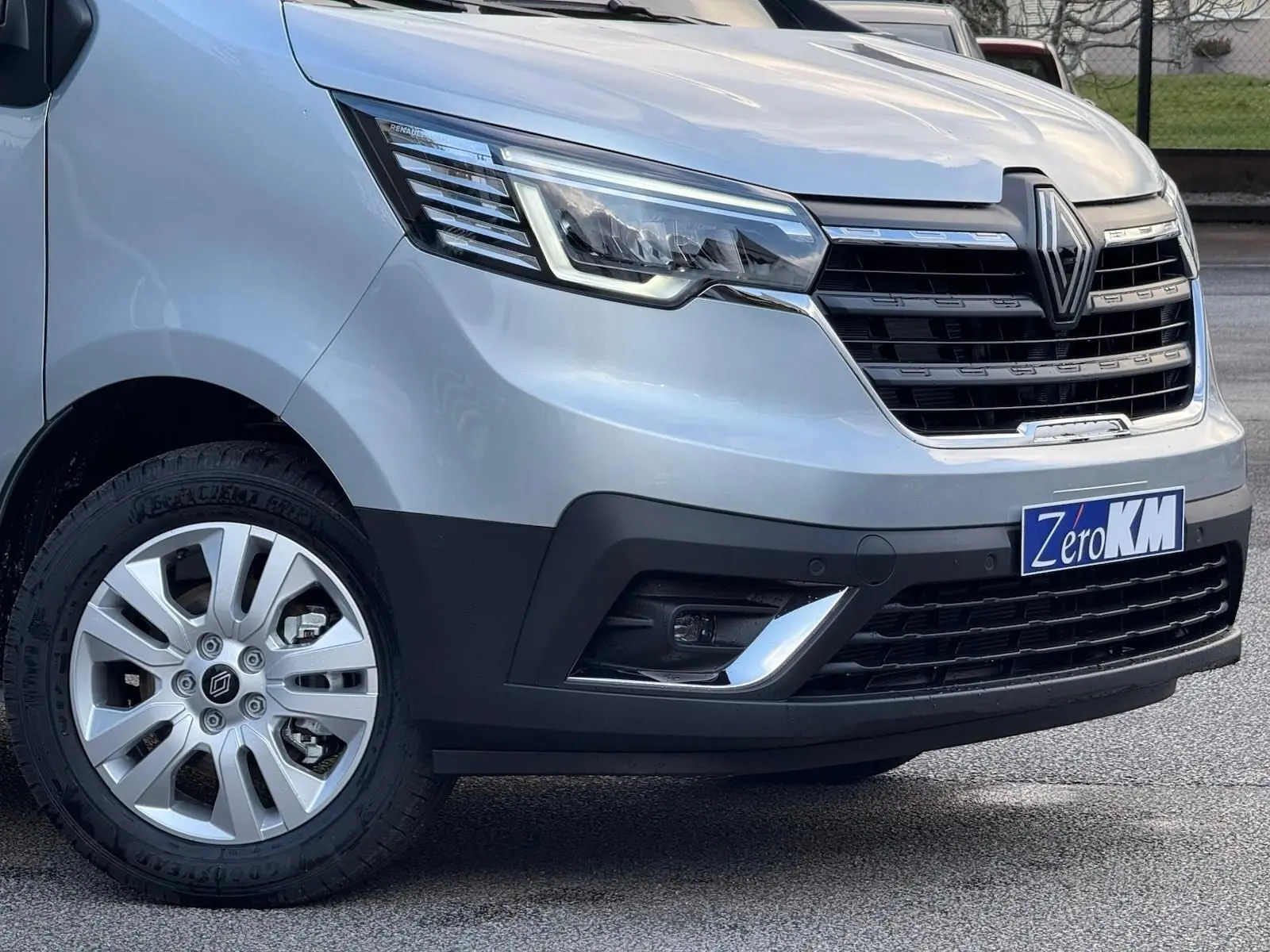 Renault Trafic cabine approfondie gris Highland en 3/4 avant droit, avec calandre noire et jantes argentées.