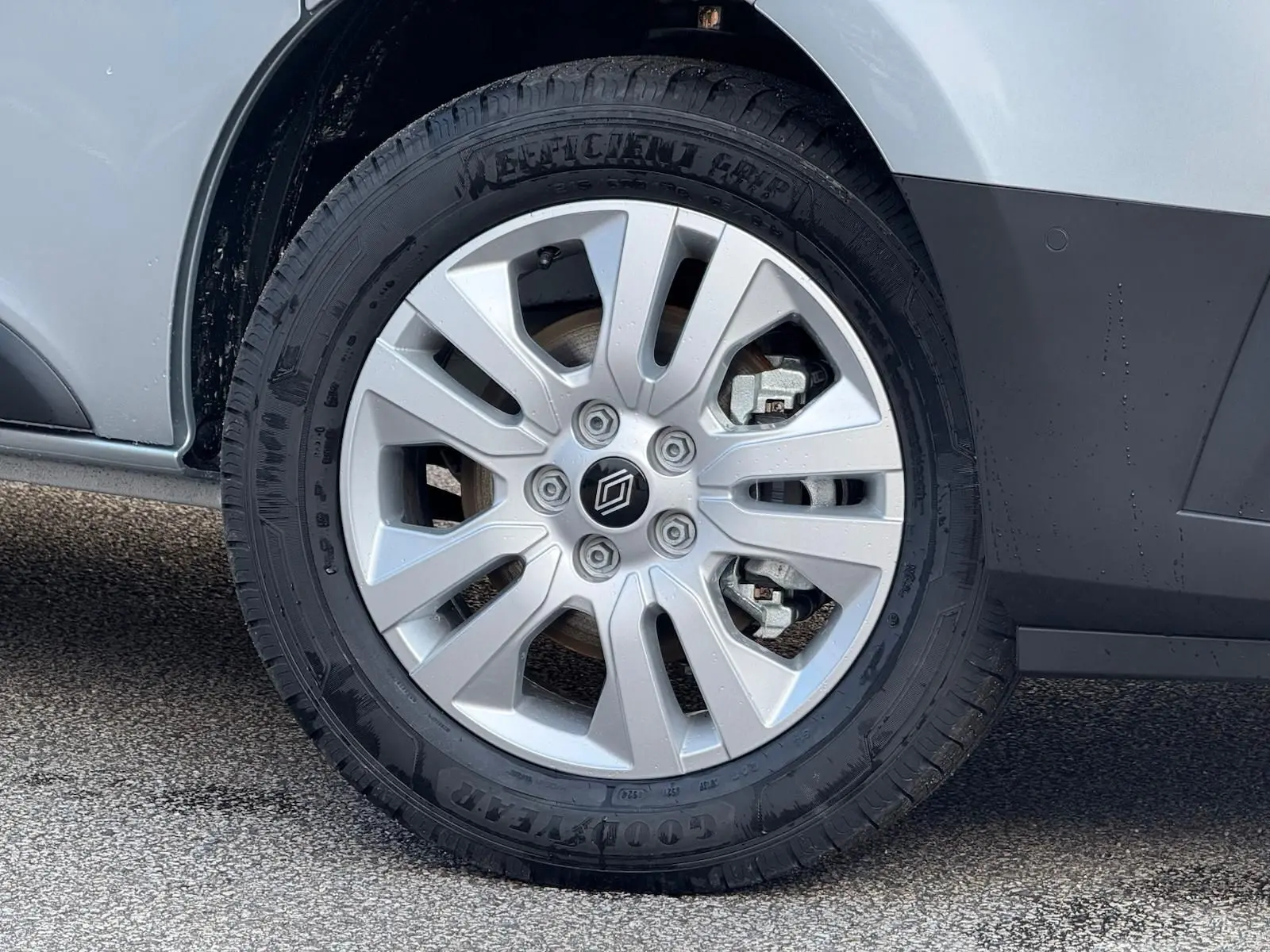 Vue 3/4 arrière droite du Renault Trafic cabine approfondie gris Highland avec hayon arrière et jantes alliage.