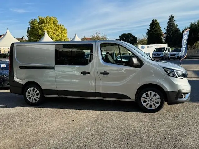 Vue 3/4 avant droite d'un Renault Trafic cabine approfondie gris Highland avec calandre noire et jantes alliage.