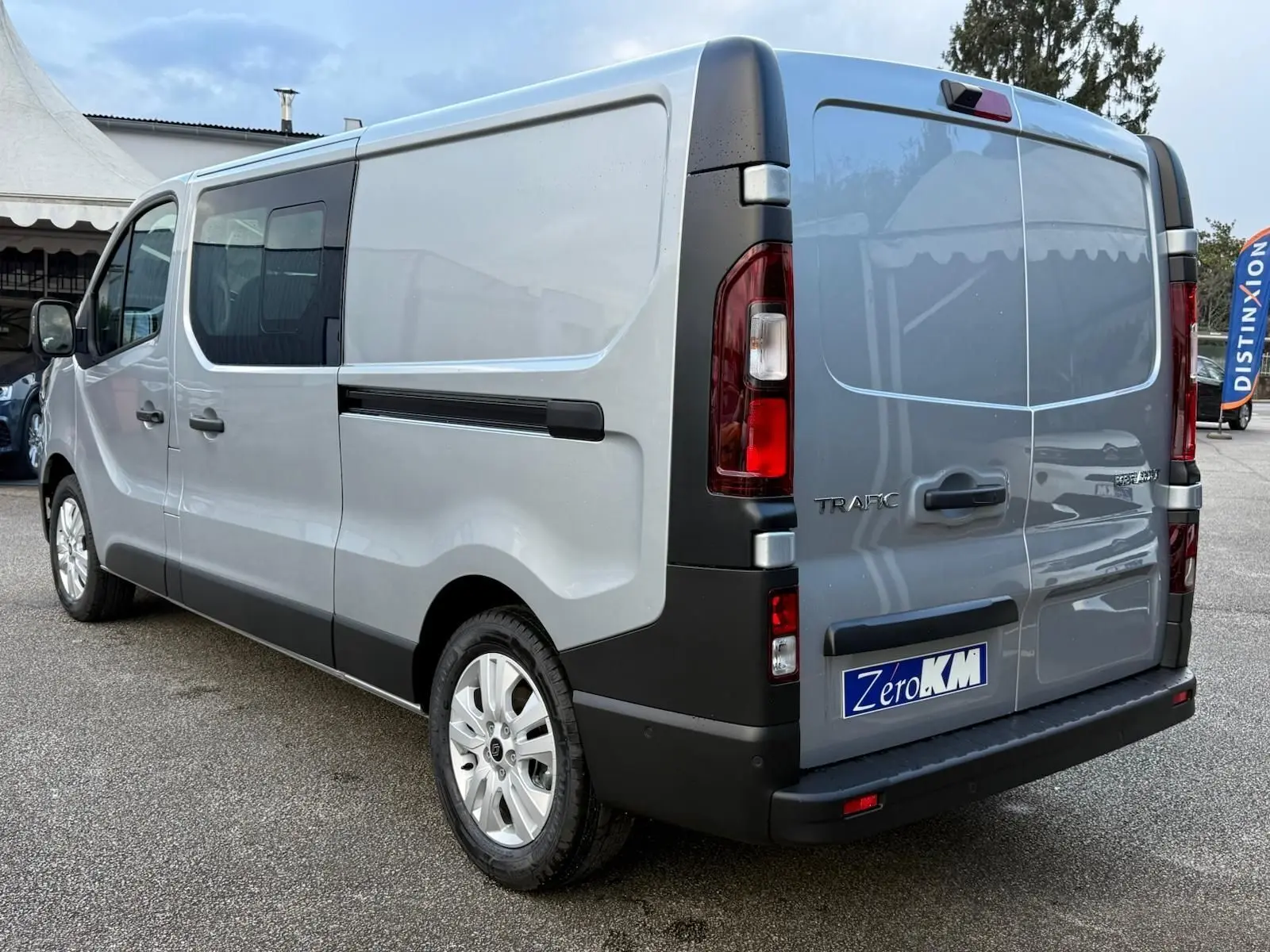 Vue intérieure côté conducteur du Renault Trafic cabine approfondie 2025 gris Highland, avec tableau de bord moderne et boîte manuelle.