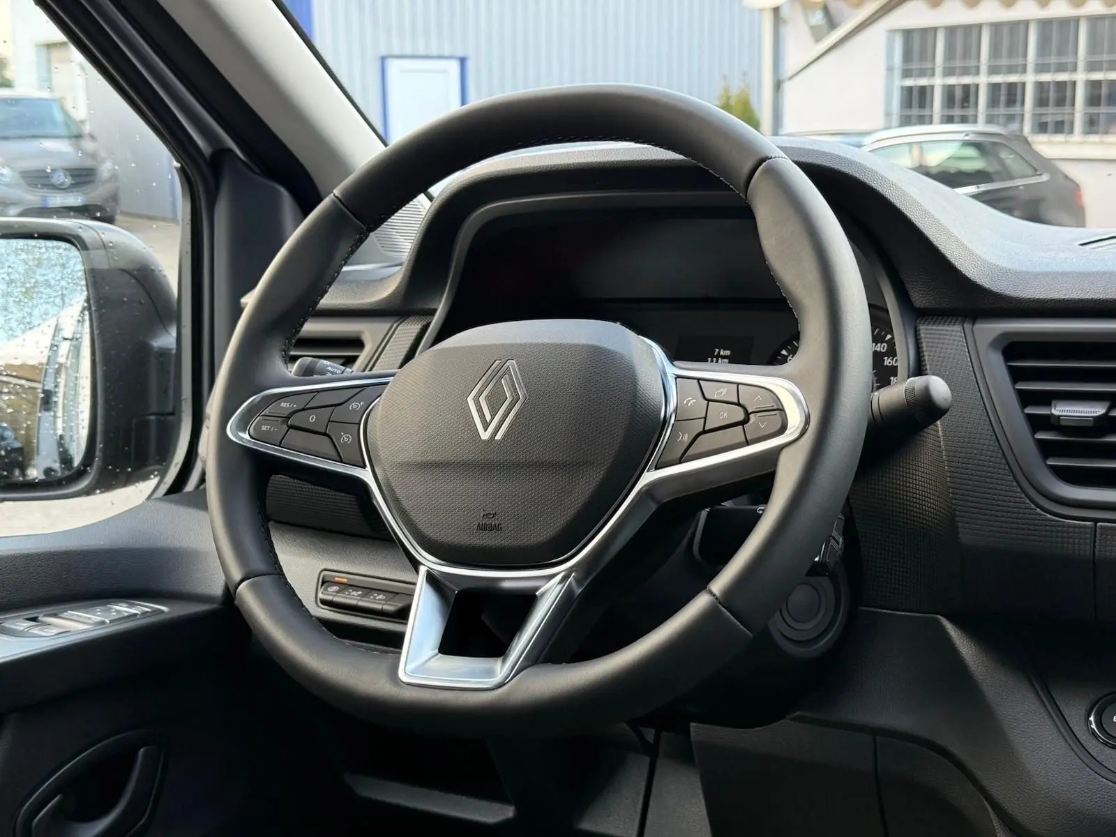 Gros plan sur la caméra de recul et le feu stop arrière d'un Renault Trafic cabine approfondie gris Highland.