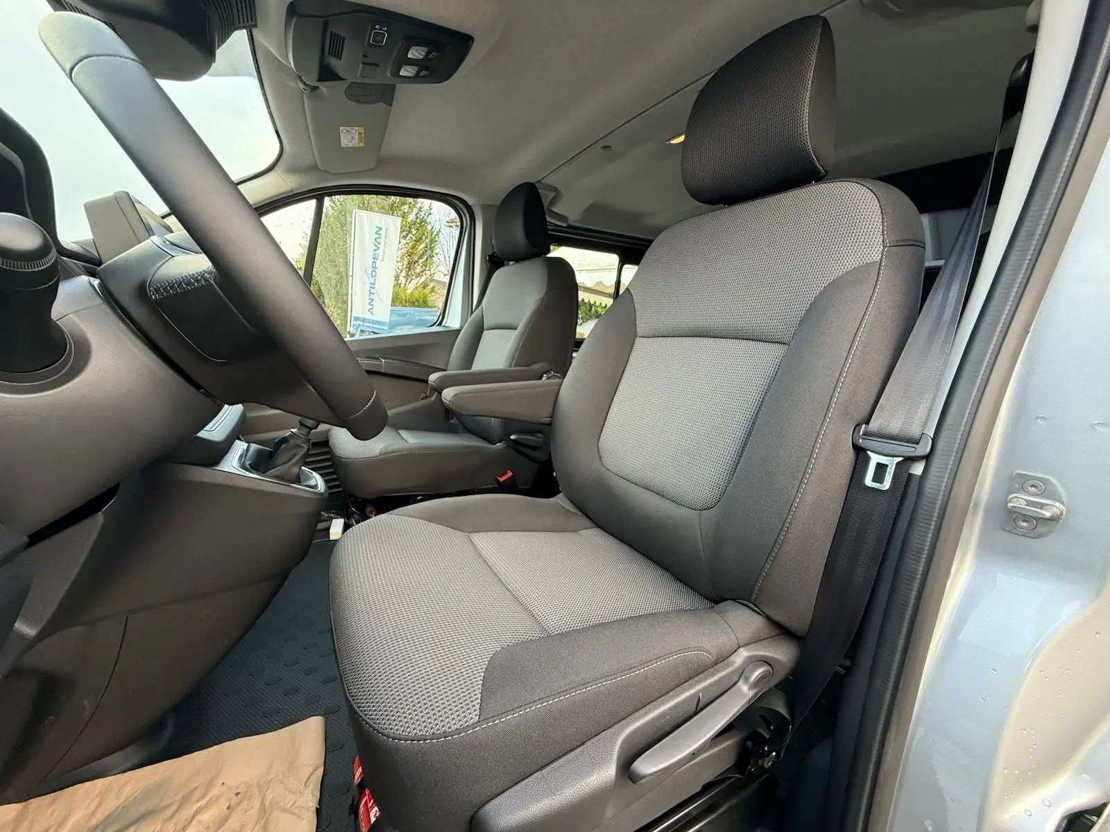 Plafonnier intérieur avec commandes d'éclairage et bouton SOS du Renault Trafic cabine approfondie gris Highland 2025.