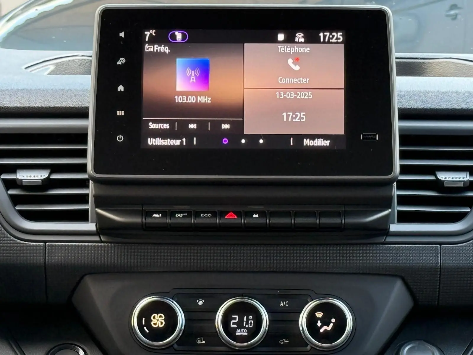 Vue 3/4 avant droit d'un Renault Trafic cabine approfondie gris Highland avec calandre noire et phares LED distinctifs.