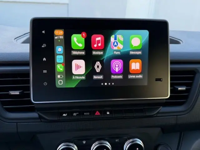 Écran tactile montrant l'aide au parking du Renault Trafic cabine approfondie gris Highland avec vue 3D du véhicule.