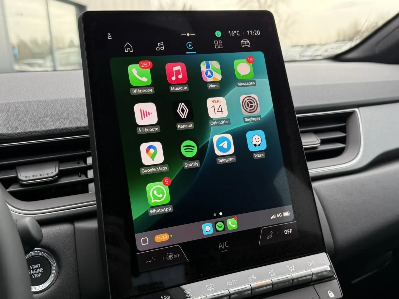 Écran tactile vertical du tableau de bord du Renault Captur blanc nacré, affichant les applications connectées.