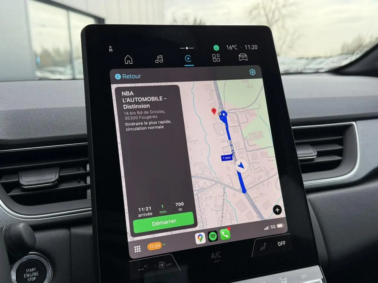 Écran tactile central du tableau de bord du Renault Captur 2025 affichant un itinéraire GPS en navigation.
