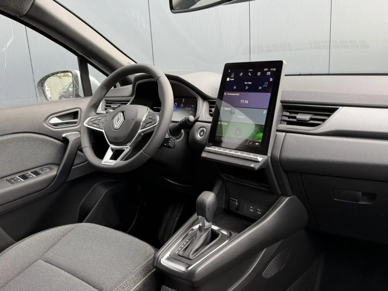 Intérieur côté conducteur du Renault Captur 2025 avec tableau de bord numérique et écran tactile vertical.