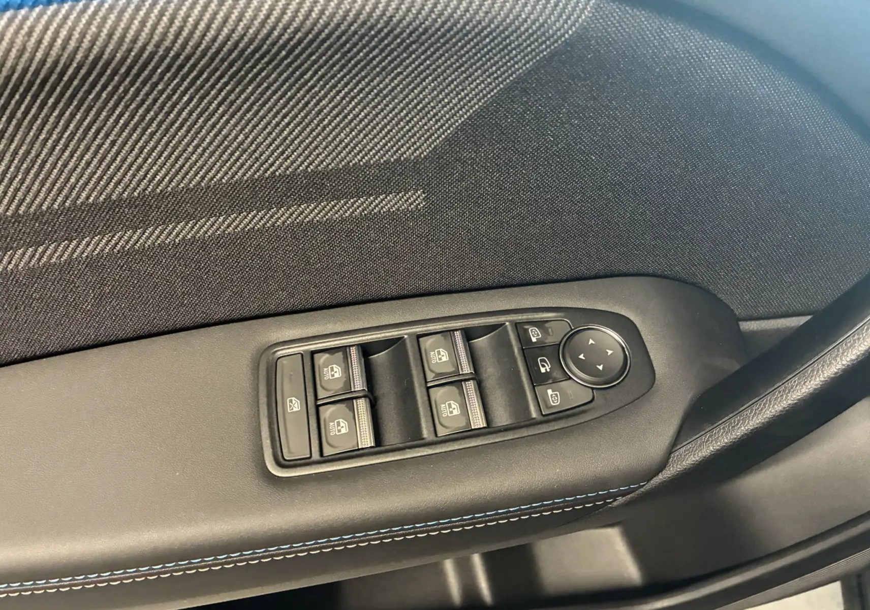 Panneau de commandes des vitres et rétroviseurs côté gauche intérieur du Renault Captur E-Tech noir étoile métal toit gris.