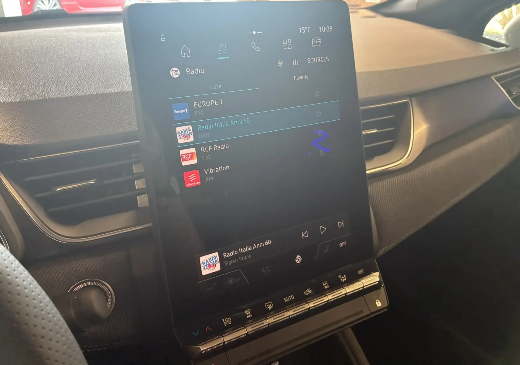 Vue intérieure du tableau de bord du Renault Captur E-Tech hybride 2025, écran tactile central affichant les radios disponibles.