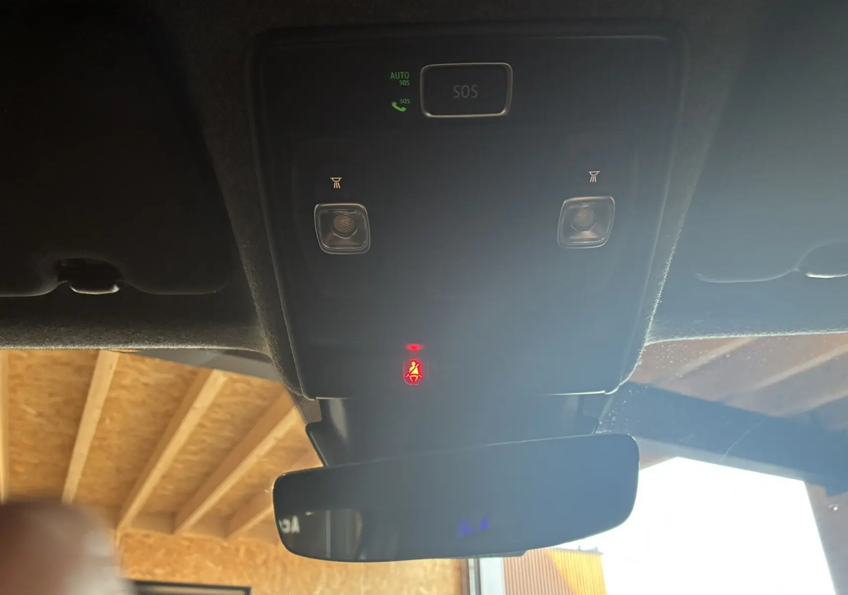 Plafonnier intérieur avec boutons SOS et éclairage, au-dessus du rétroviseur d’un Renault Captur noir étoile métal 2025.
