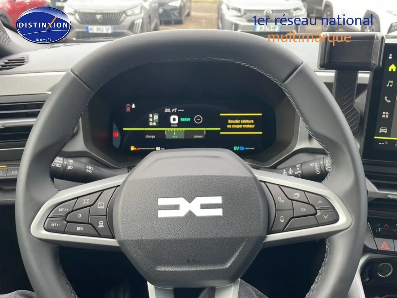 Vue rapprochée du volant en cuir noir et du tableau de bord numérique du Dacia Bigster 1.8 hybrid 155 Journey 2025.