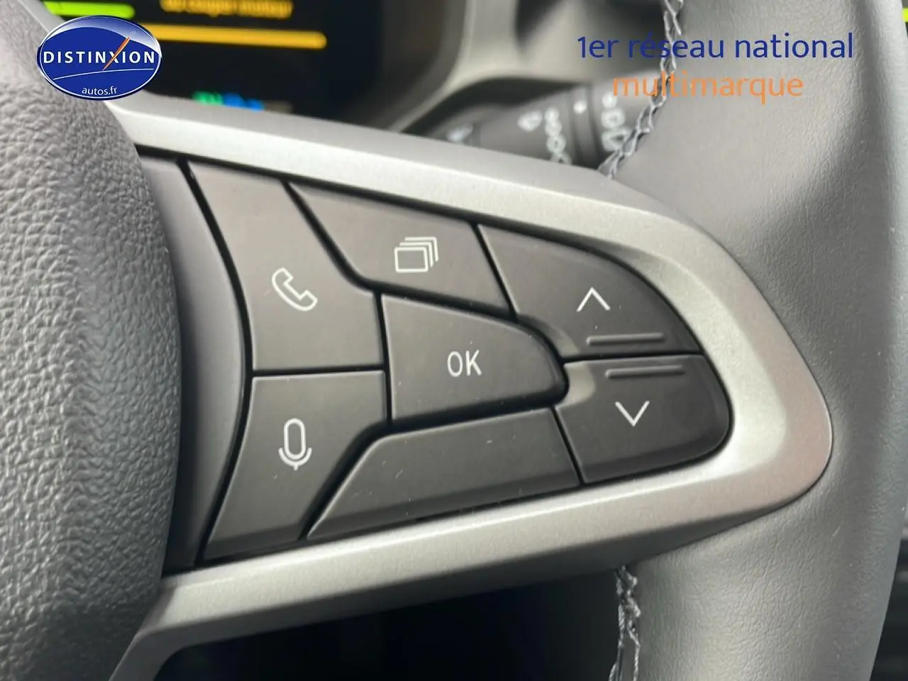 Gros plan sur les commandes multifonctions noires du volant en cuir du Dacia Bigster noir, côté gauche.