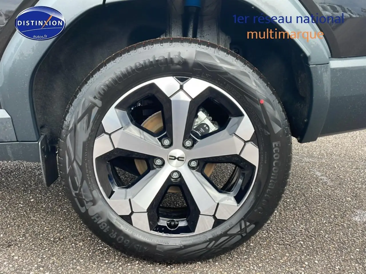 Gros plan sur la jante diamantée 18 pouces noire et argent du Dacia Bigster noir, côté arrière droit.