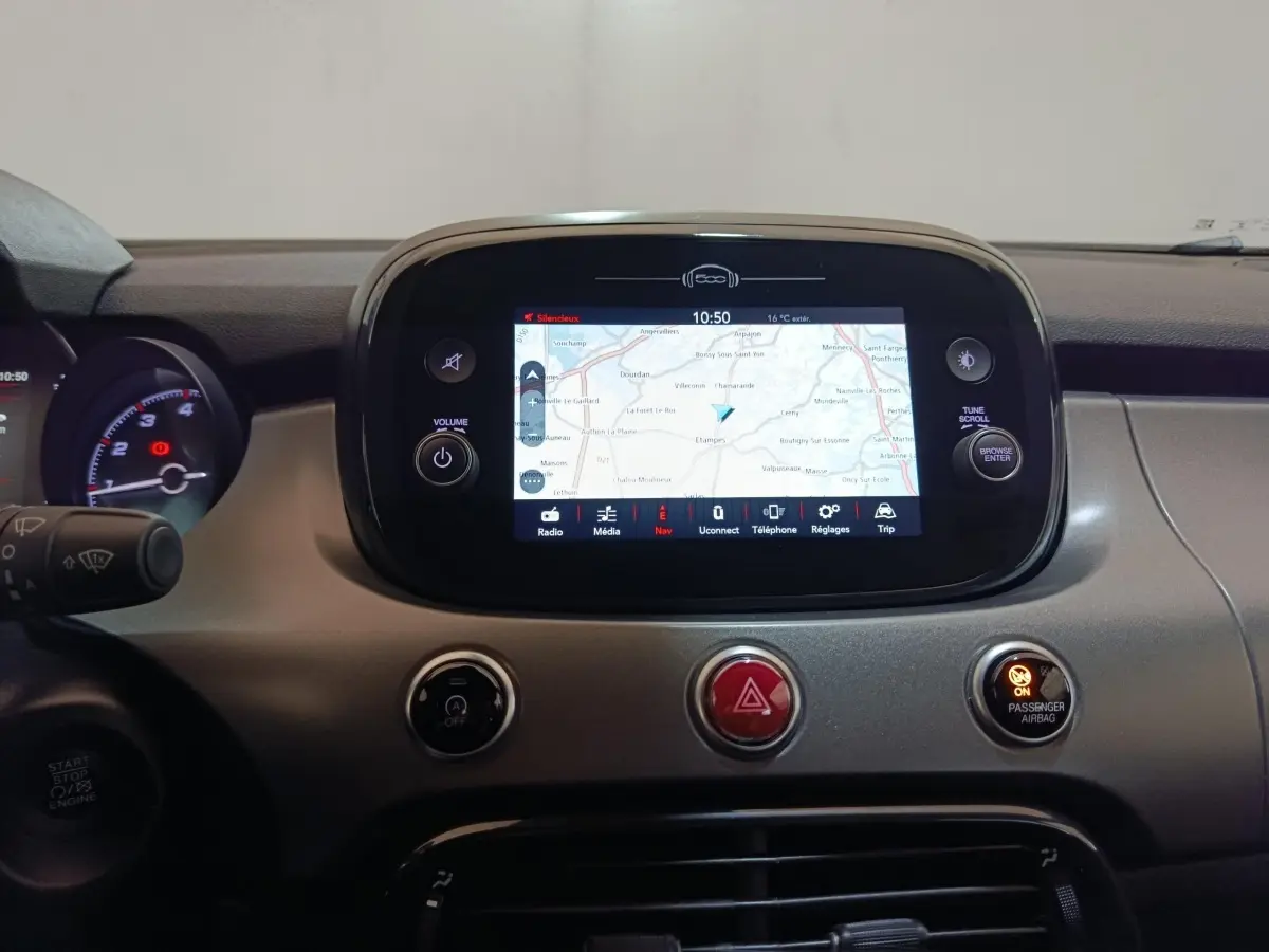 Vue rapprochée du tableau de bord de la Fiat 500X 2021 avec écran tactile de navigation et boutons de commande.