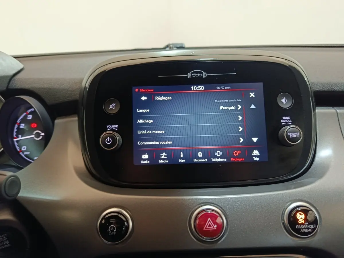 Vue rapprochée du tableau de bord de la FIAT 500X 2021, écran tactile central affichant le menu réglages.