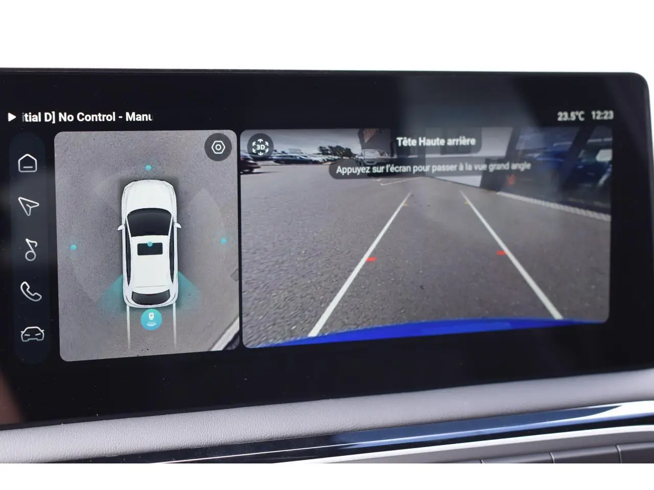 Écran tactile intérieur montrant la caméra 360° et la vue arrière avec bord bleu du MG3 1.5 HYBRID+ 195 LUXURY.