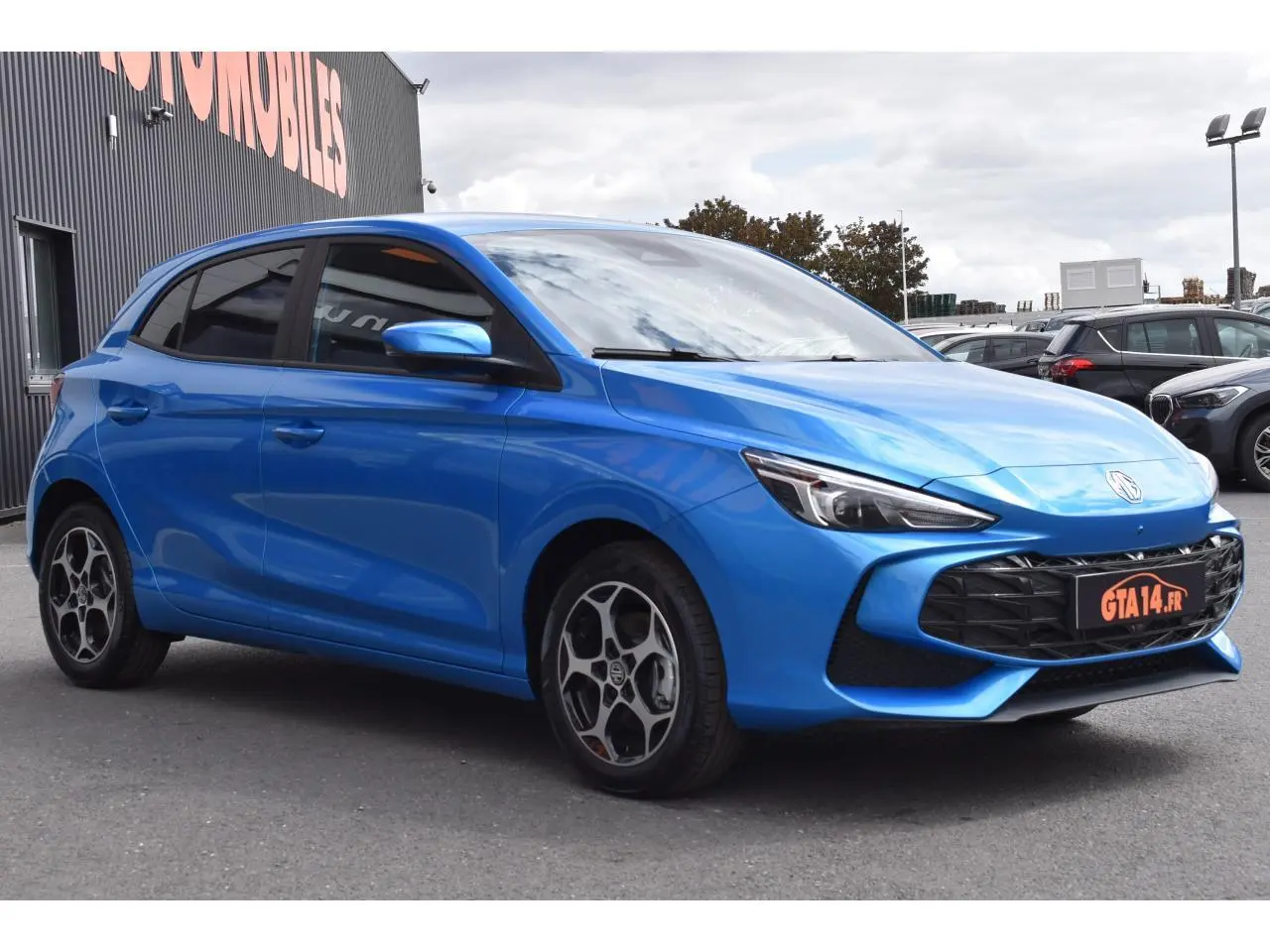 MG3 1.5 Hybrid+ 195 Luxury bleu métallisé en 3/4 avant droit avec jantes alliage 16 pouces et vitres surteintées.
