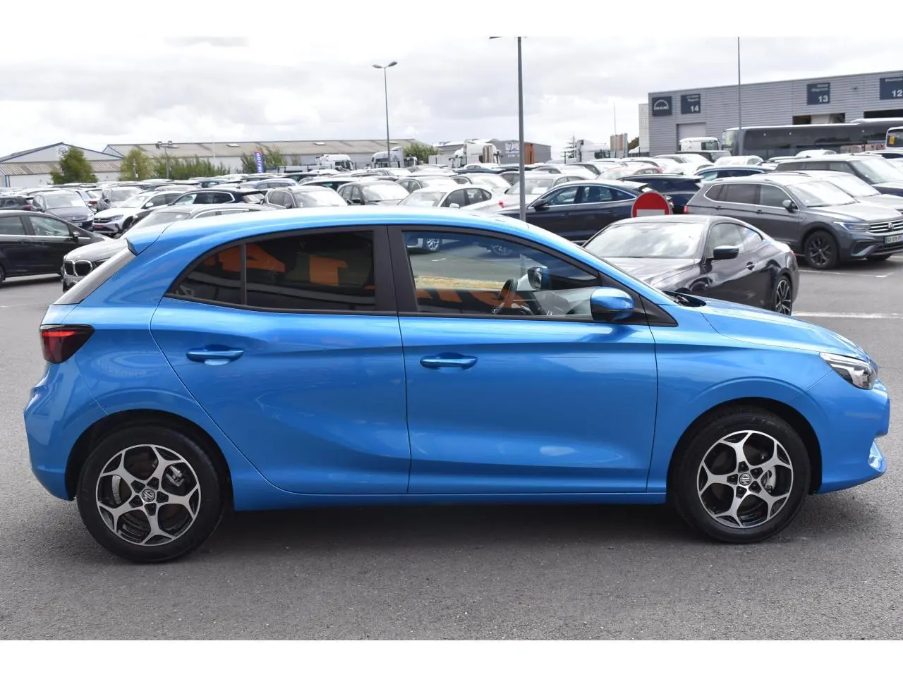 Vue de profil côté gauche d'une MG3 1.5 HYBRID+ 195 Luxury bleu métallisé avec jantes alliage 16 pouces.