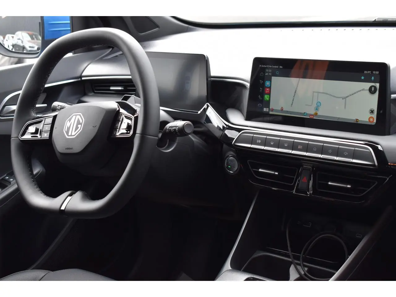Vue intérieure côté conducteur du tableau de bord noir du MG3 1.5 HYBRID+ 195 LUXURY avec écran tactile et volant multifonction.