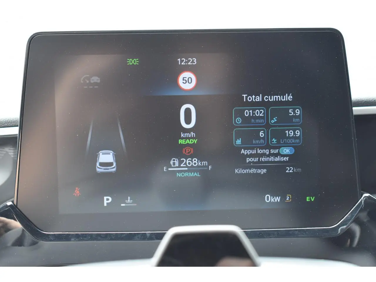 Affichage numérique du tableau de bord du MG3 1.5 HYBRID+ 195 LUXURY montrant la vitesse à 0 km/h et l'autonomie restante.