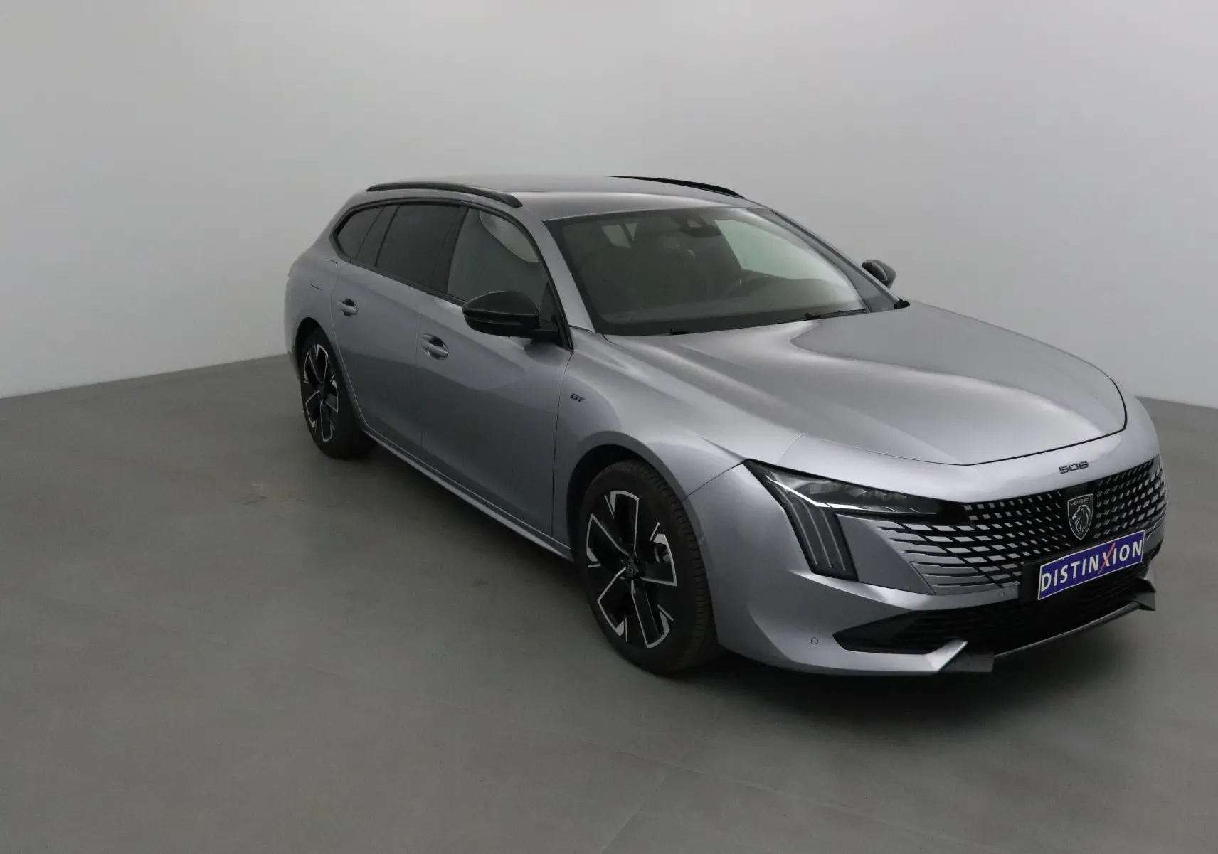 Peugeot 508 SW gris Artense vue 3/4 avant droit, avec calandre distinctive et phares Full LED Peugeot.