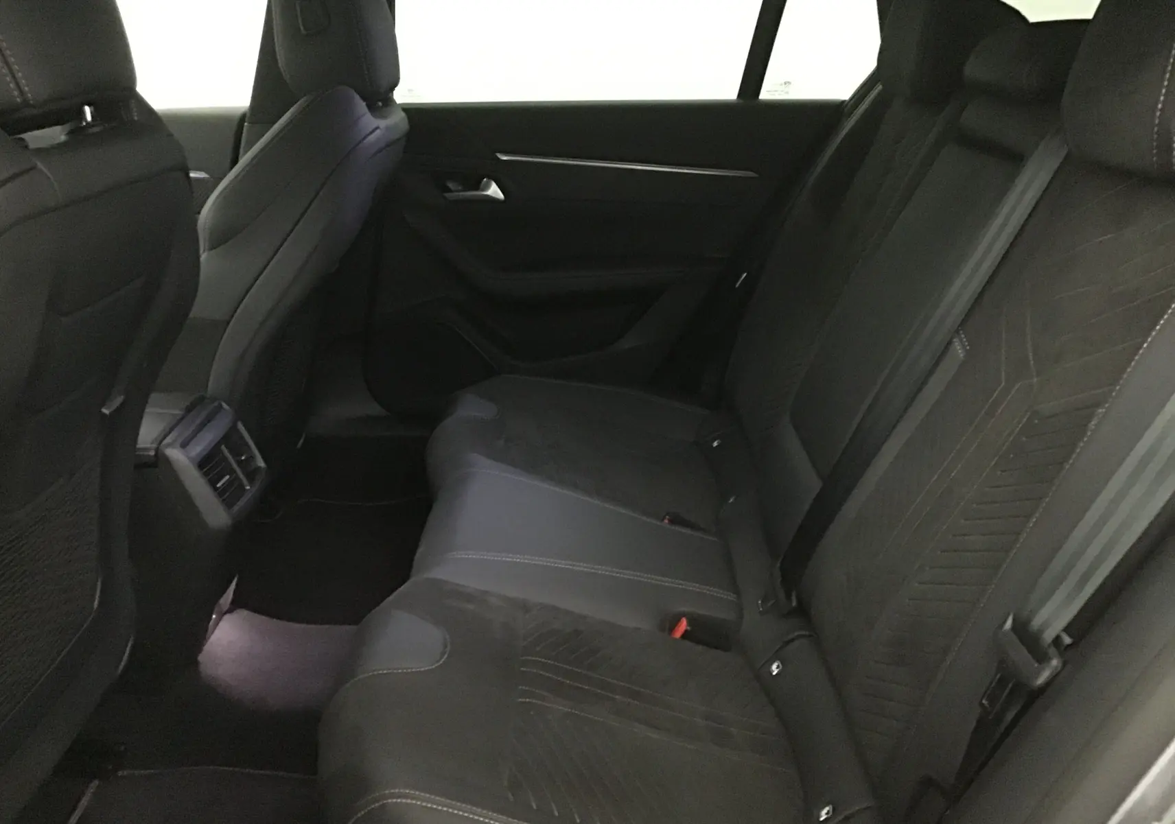 Vue intérieure arrière droite des sièges arrière en cuir noir de la Peugeot 508 SW 2024 finition GT S&S.