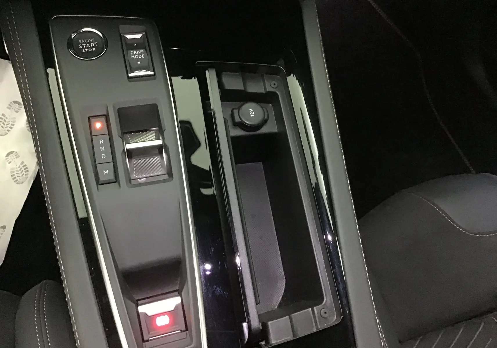 Console centrale noire avec levier de vitesses automatique et bouton start/stop dans l'habitacle du Peugeot 508 SW 2024.