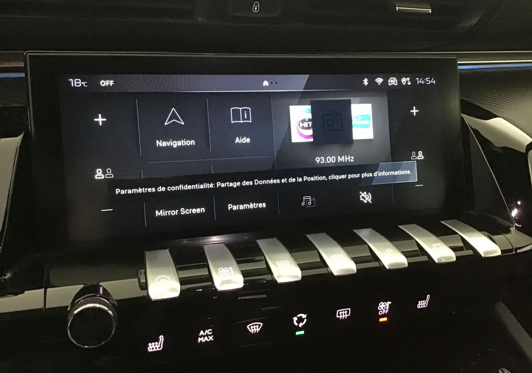 Vue rapprochée de l'écran tactile central et des commandes piano du tableau de bord du Peugeot 508 SW Gris Artense 2024.