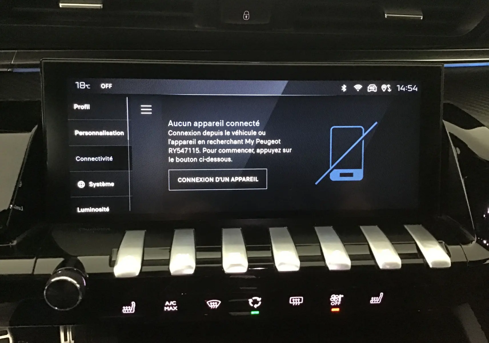 Écran tactile central du tableau de bord de la Peugeot 508 SW gris Artense, avec commandes climatisation et connectivité affichées.