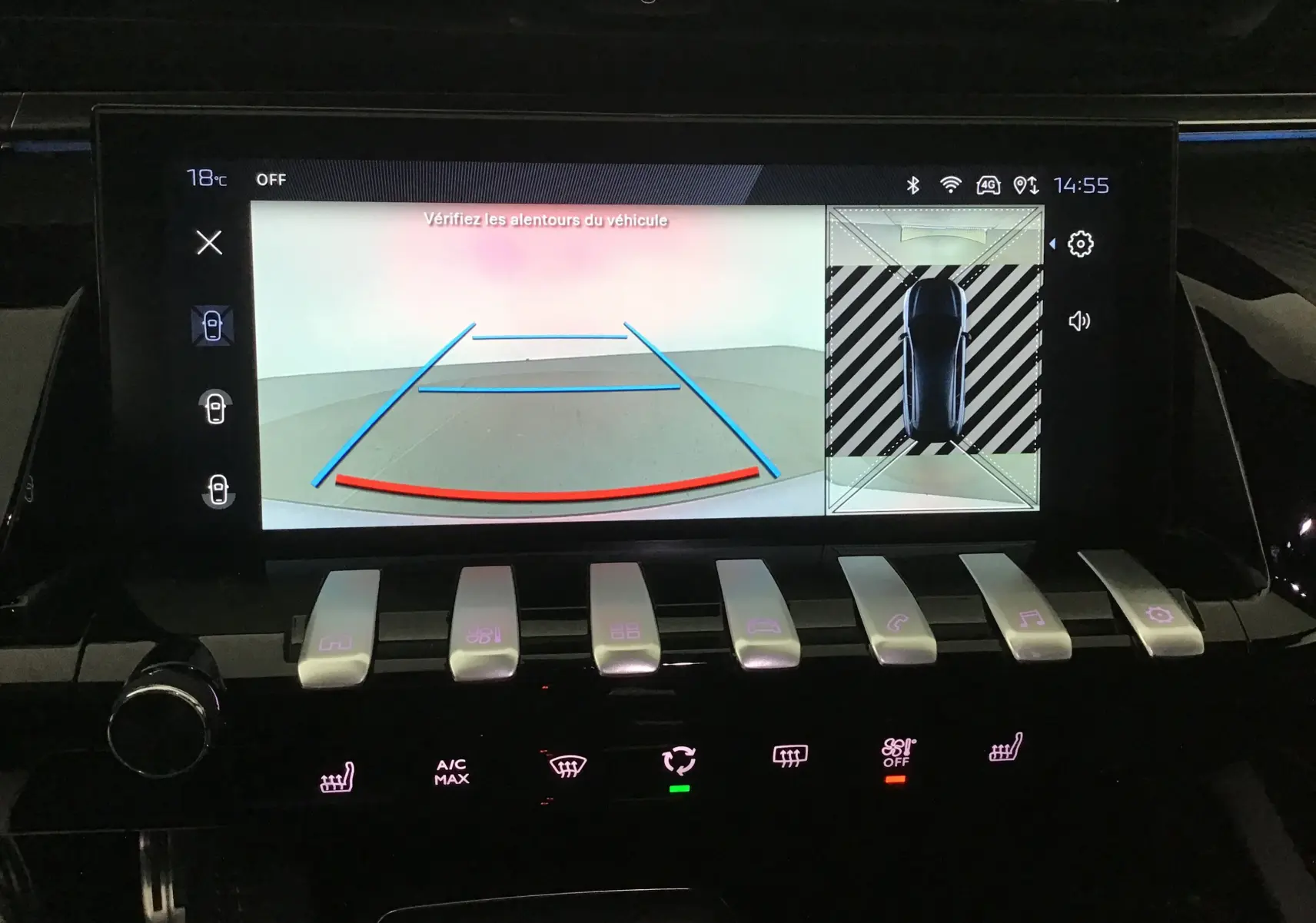 Écran tactile intérieur du Peugeot 508 SW 2024 montrant la caméra de recul et l'affichage 360° en tableau de bord noir.