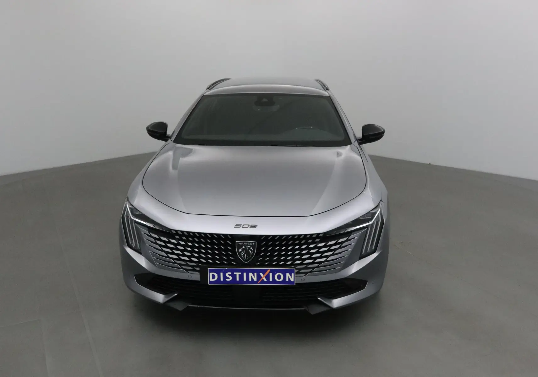 Vue avant centrée d'une Peugeot 508 SW gris Artense avec calandre distinctive et phares Full LED.