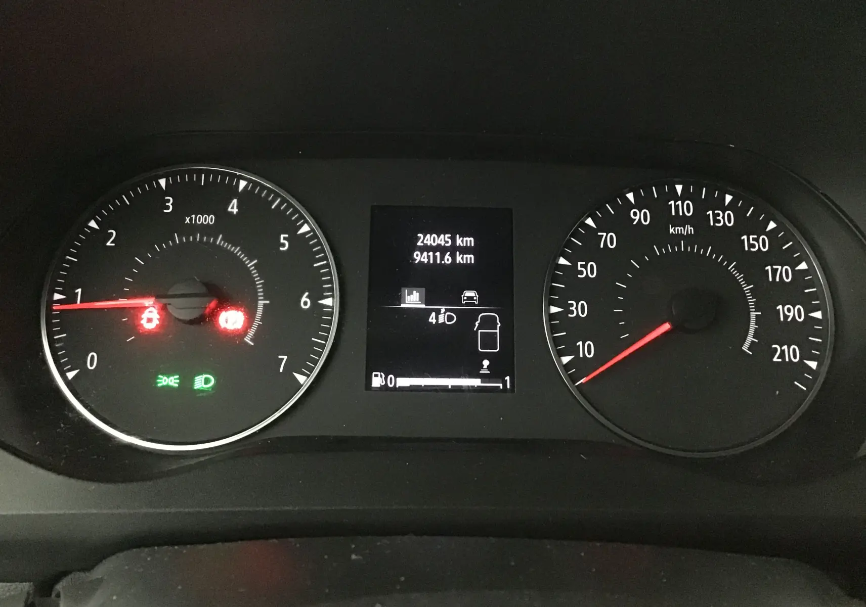 Tableau de bord du Renault Kangoo blanc 2022, affichant compte-tours, vitesse et écran central avec kilométrage.