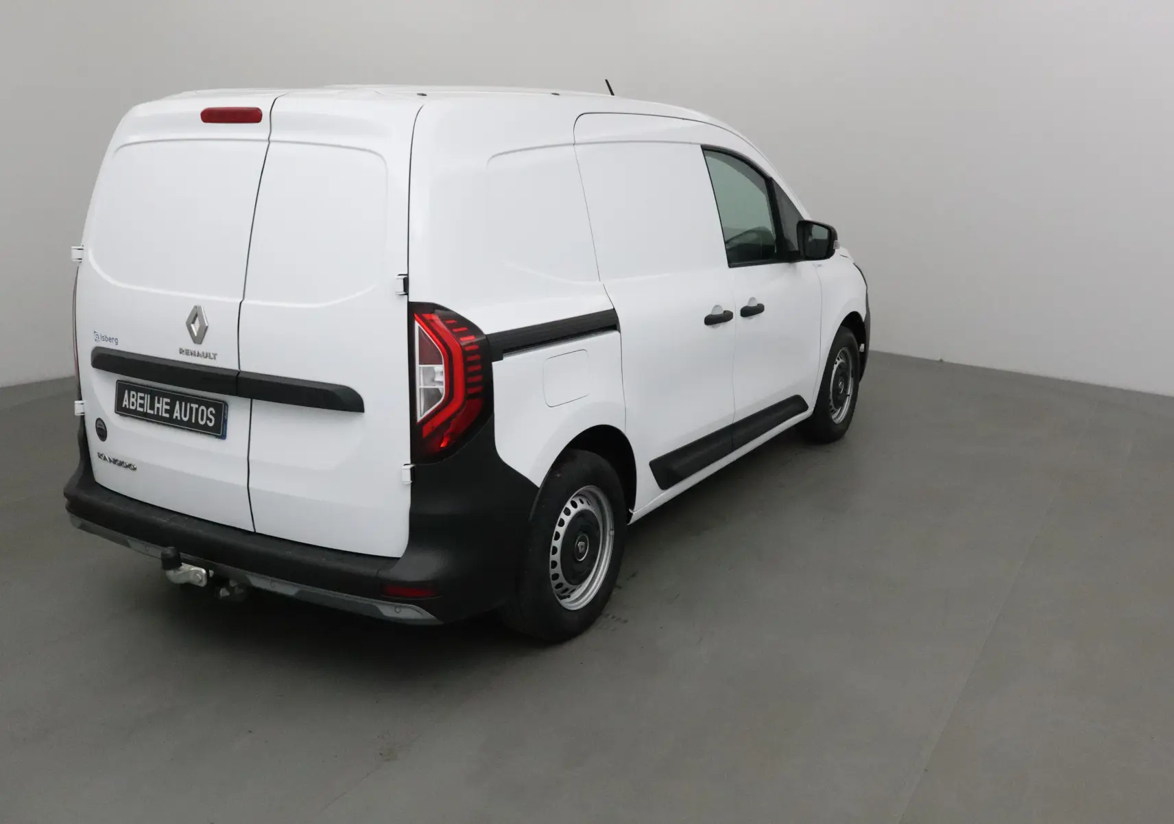 Renault Kangoo blanc en 3/4 arrière droit, utilitaire frigorifique avec porte arrière double et hayon noir.