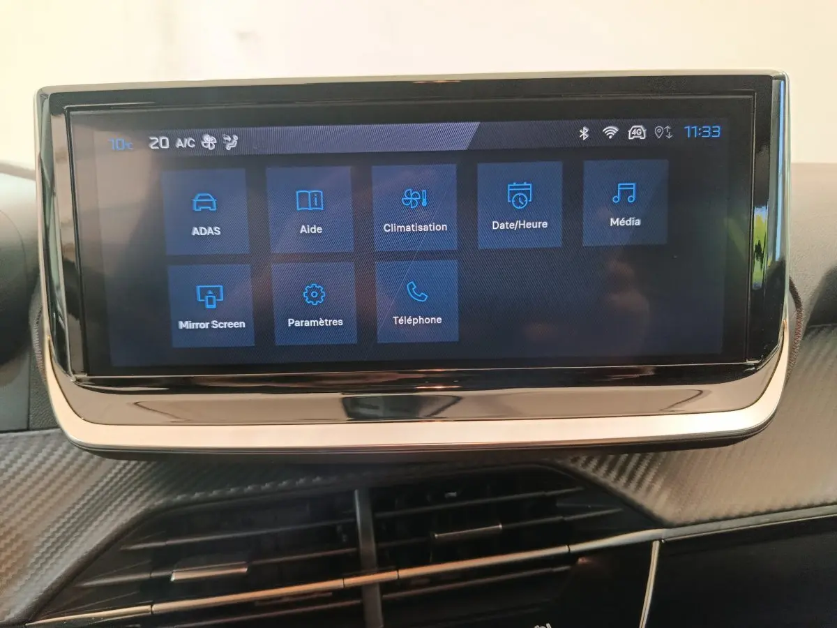 Écran tactile central affichant les menus de la Peugeot 208 PureTech 100 S&S Allure, vue frontale intérieure.