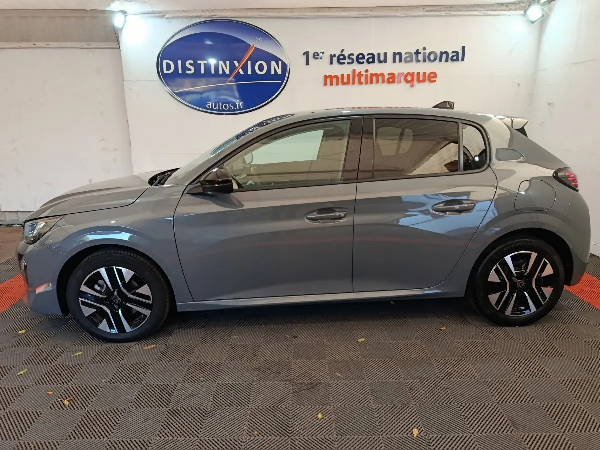 Peugeot 208 PureTech 100 S&S Allure gris foncé vue de profil côté gauche, avec jantes noires et toit blanc.
