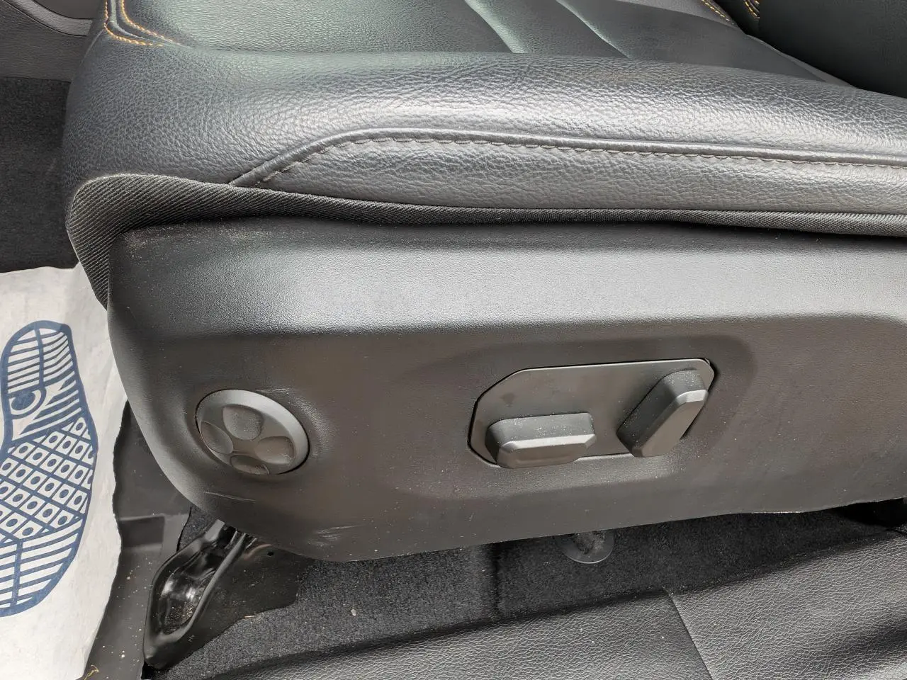 Réglages électriques des lombaires et sièges avant en cuir noir du Jeep Wrangler 2024, vue côté gauche.