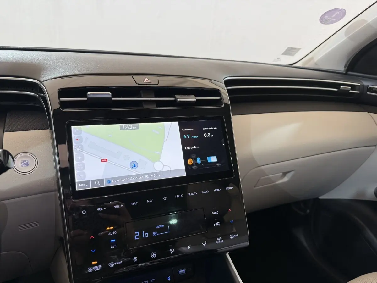 Tableau de bord intérieur côté passager du Hyundai Tucson 1.6 Hybrid 230 Executive avec écran tactile de navigation.