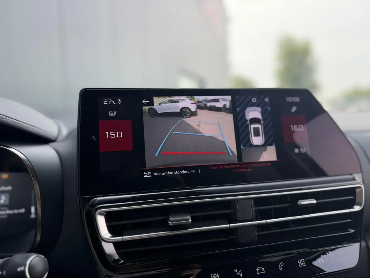 Vue rapprochée de l’écran tactile intérieur du Citroën C5 Aircross gris Platinium affichant la caméra de recul et l’aide au stationnement.