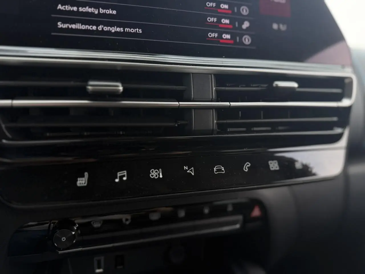 Détail du tableau de bord noir du Citroën C5 Aircross 2025 avec commandes tactiles et aérateurs horizontaux.
