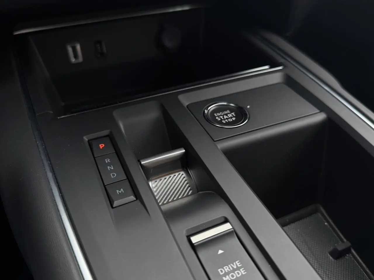 Gros plan sur la console centrale noire du Citroën C5 Aircross 2025 avec bouton start/stop et sélecteur de boîte auto.