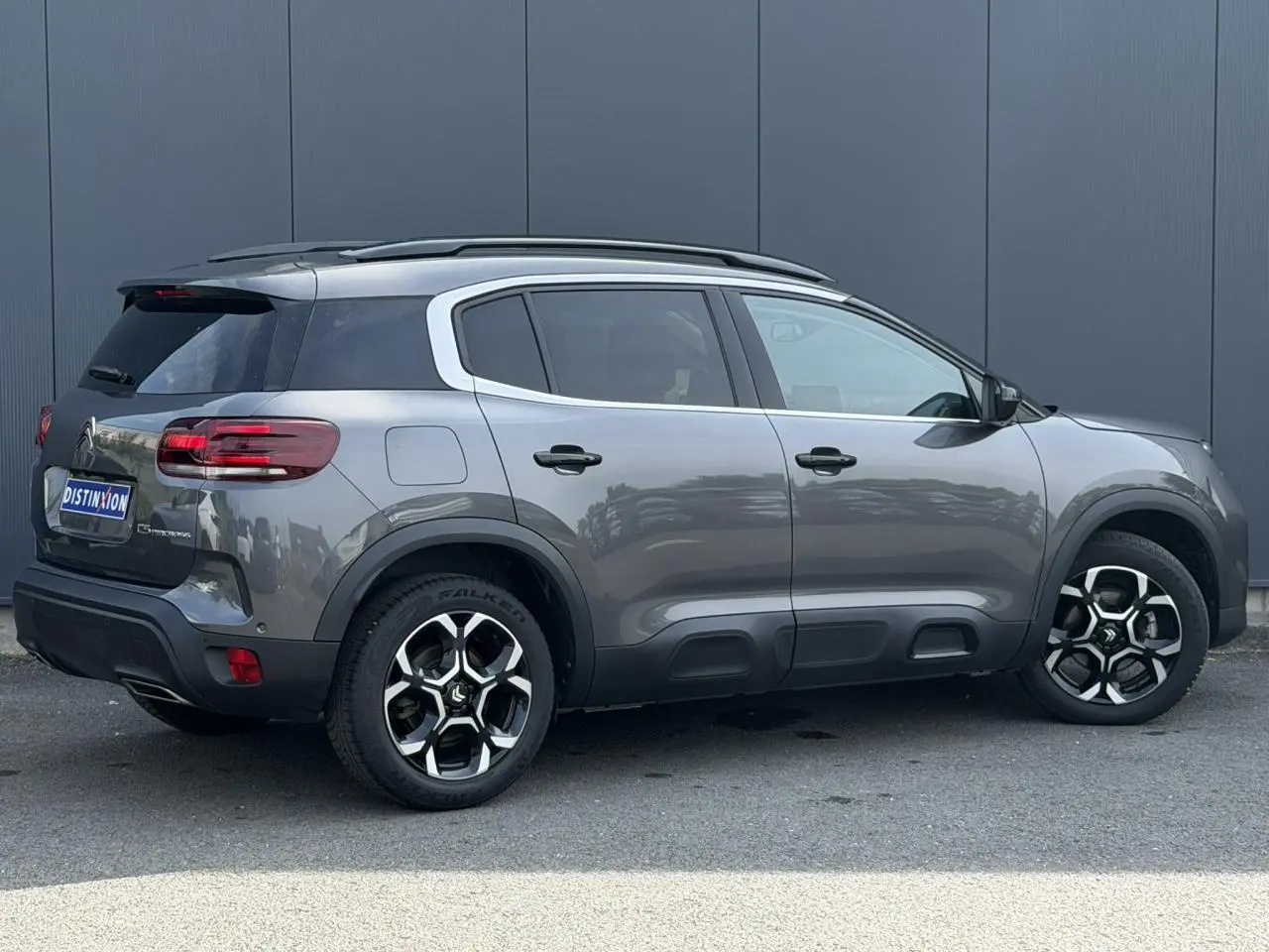 Citroën C5 Aircross gris Platinium en profil droit, avec jantes alliage 18'' et barres de toit noires.