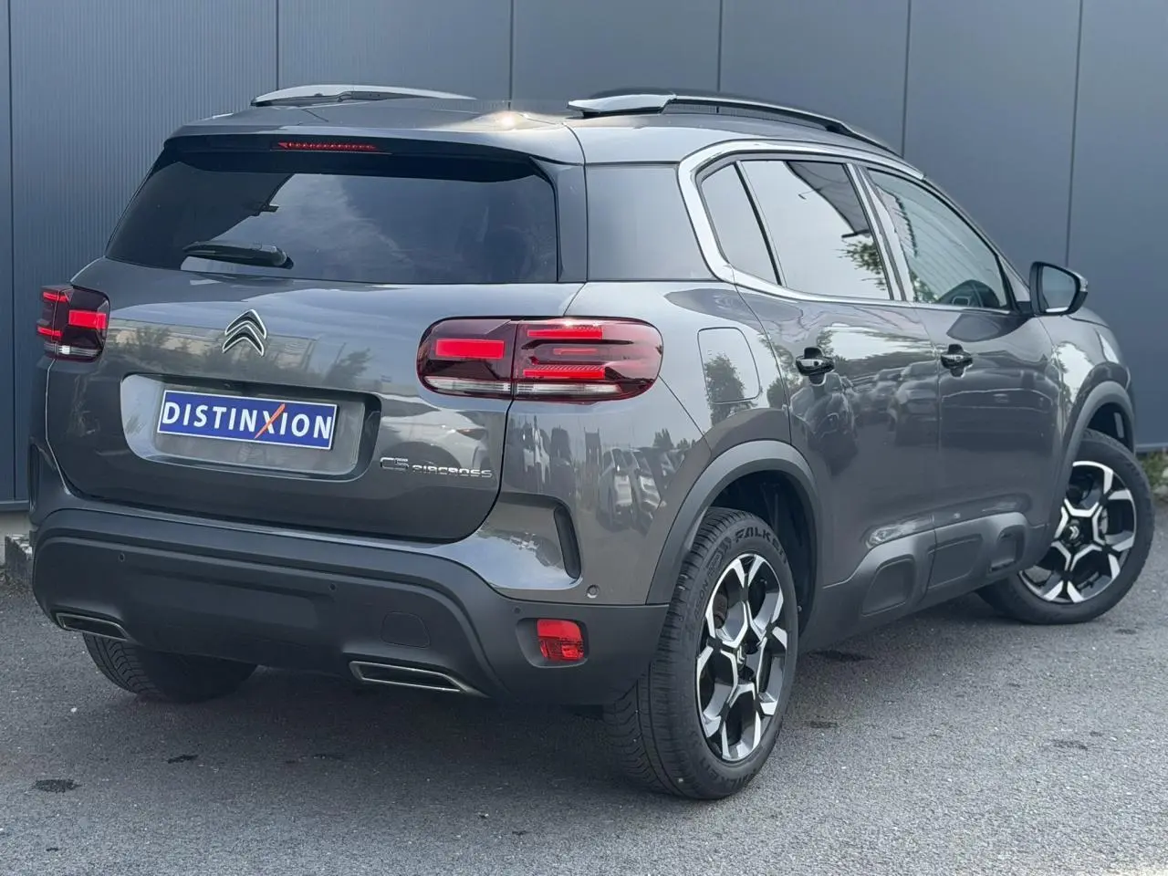 Citroën C5 Aircross gris Platinium en 3/4 arrière droit, avec jantes alliage bi-ton et feux arrière LED 3D.