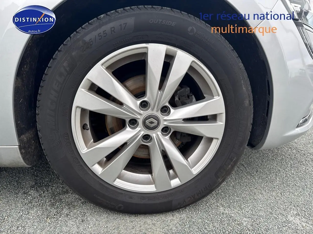 Gros plan sur la roue avant gauche avec jante alu gris alu d'une Renault Talisman 2020 essence