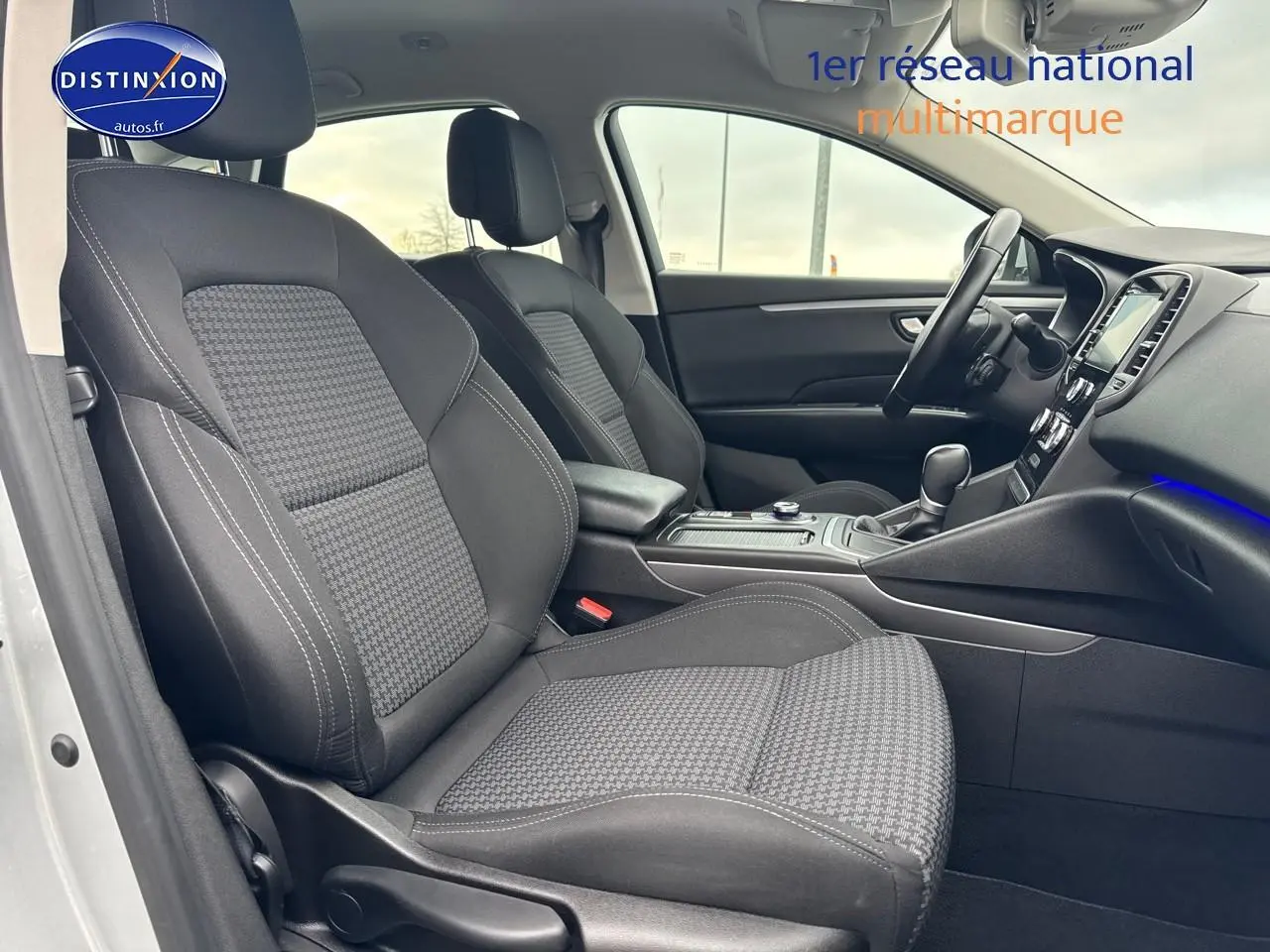 Intérieur avant de la Renault Talisman 2020, sièges tissu noir et console centrale avec volant multifonction.