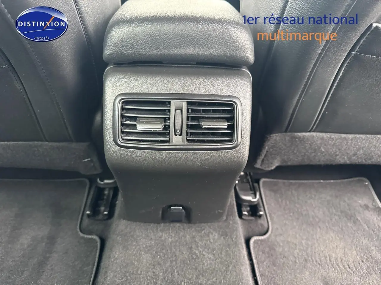 Conduit central arrière avec bouches d'aération sur Renault Talisman gris alu, vue depuis l'arrière des sièges avant.