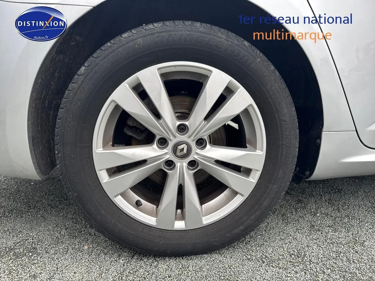 Gros plan sur la jante alu grise côté avant droit d'une Renault Talisman gris alu 2020.