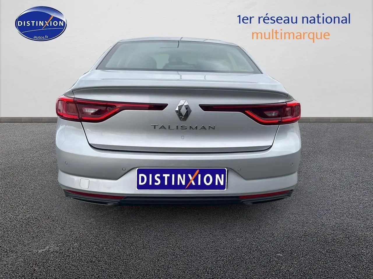 Vue arrière d'une Renault Talisman gris alu 2020 avec feux arrière LED et logo central bien visible.
