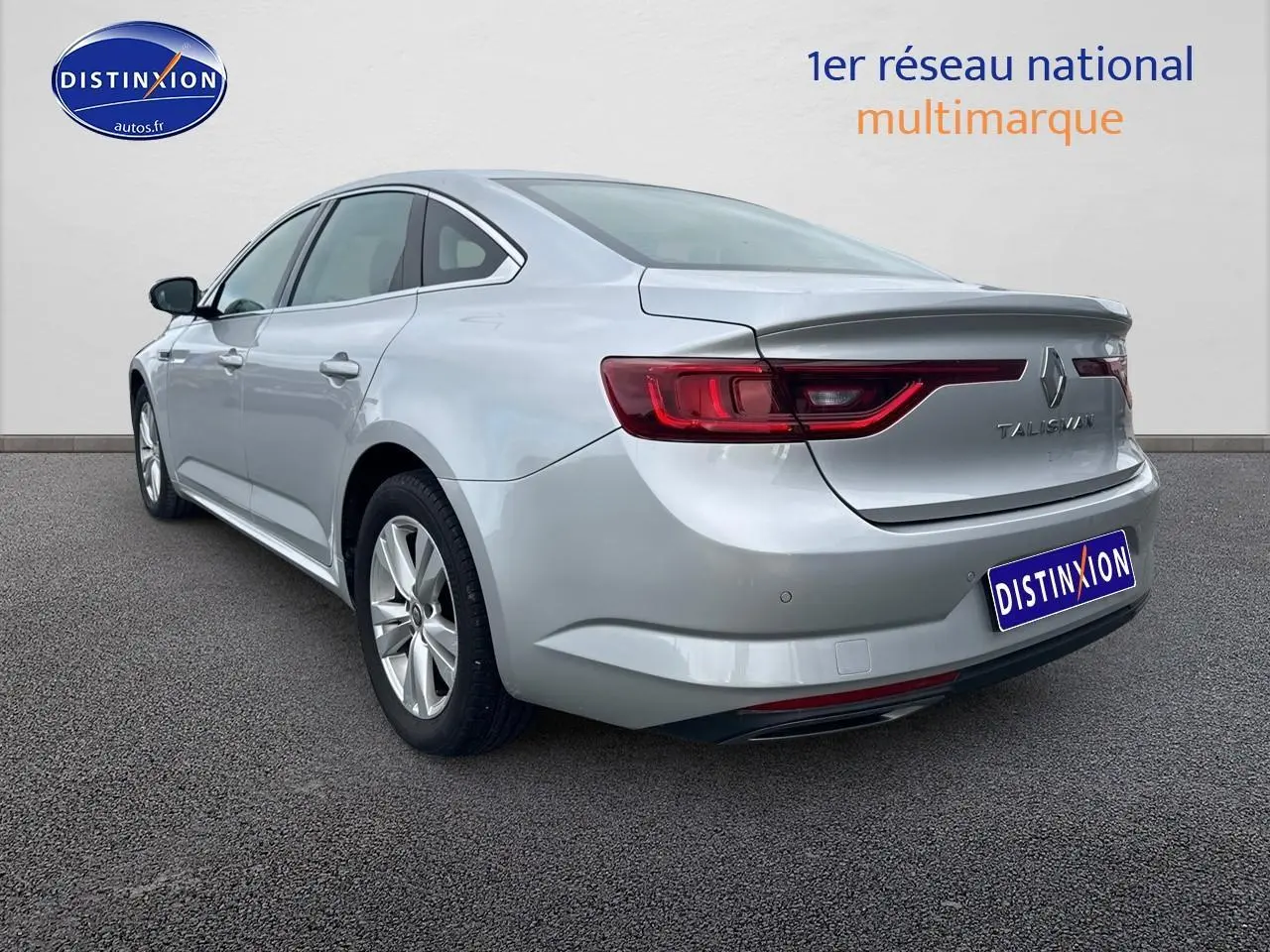 Vue 3/4 arrière droite d'une Renault Talisman gris alu avec feux arrière LED et jantes alu.