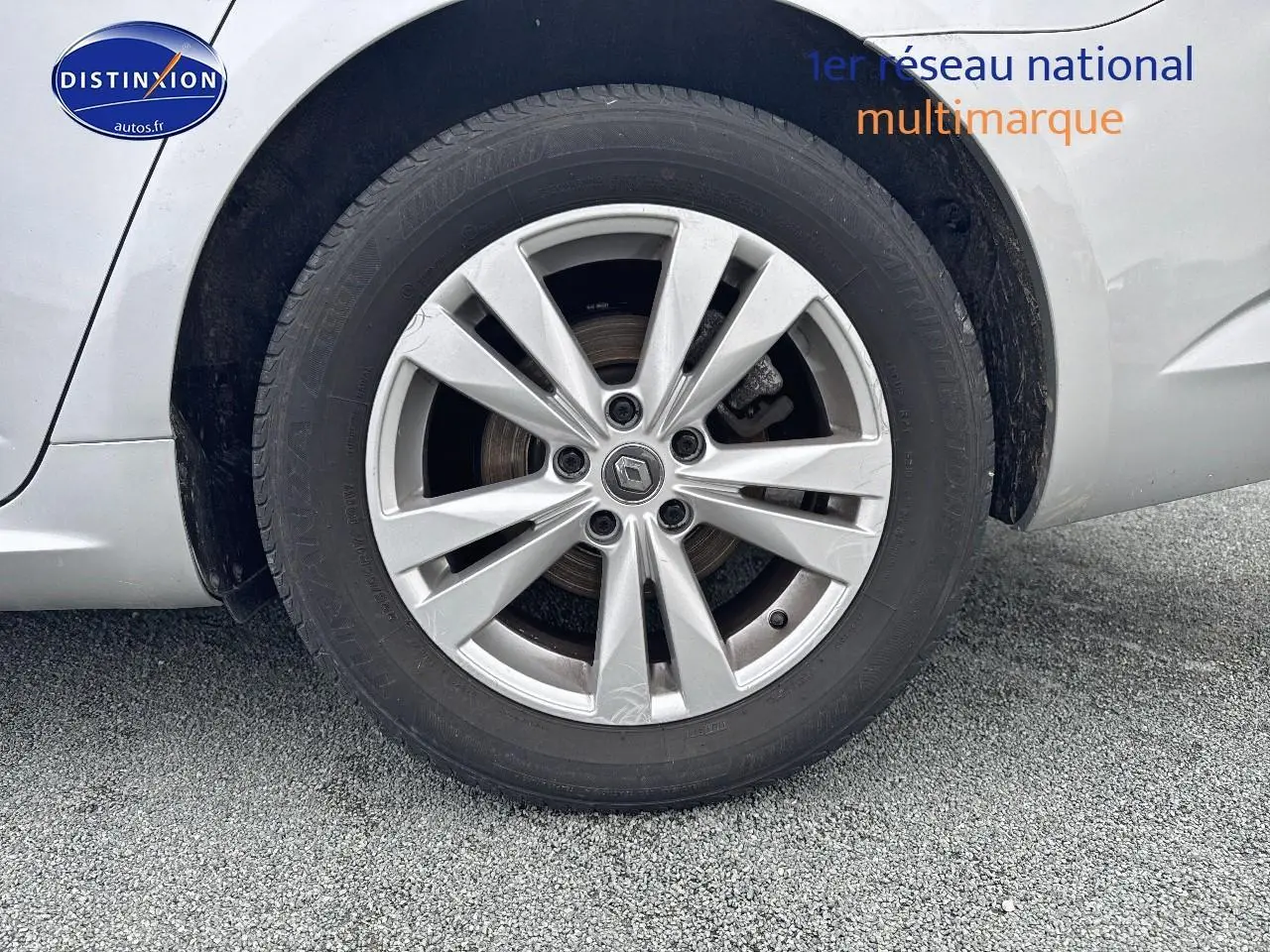 Gros plan sur la roue arrière droite gris alu d'une Renault Talisman 1.3 TCe 160 FAP Zen EDC 2020.