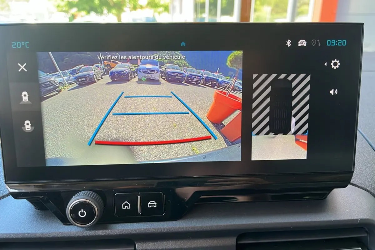 Écran multimédia affichant la caméra de recul du Citroën Berlingo gris Artense avec guidage de trajectoire et vue 360° arrière.